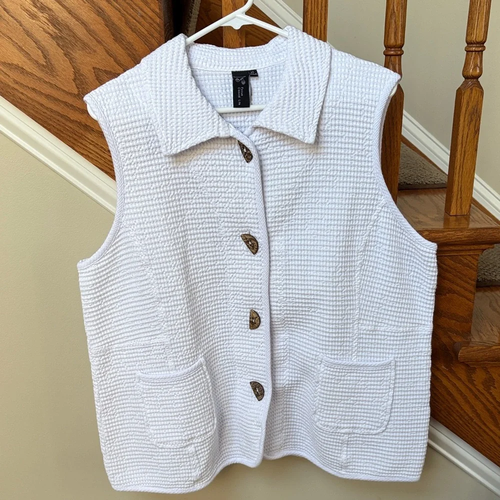White Textured Sleeveless Top - Picture 1 of 5
